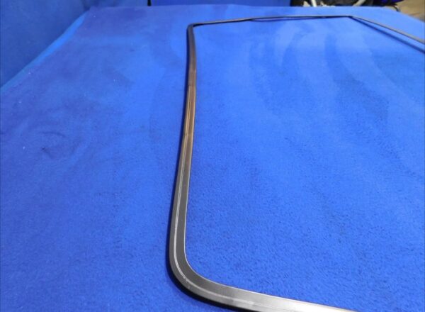 1987-1993 Ford Mustang Hatchback Rear Glass Molding Trim Take Off - Image 3